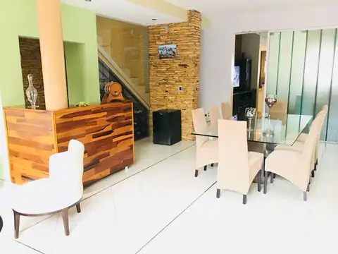 Casa en Venta con 3 cocheras