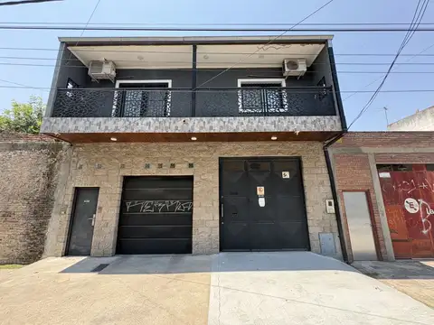 Galpon de 245 metros aprox c/ porton para camion y trifasica. Exc ubicación