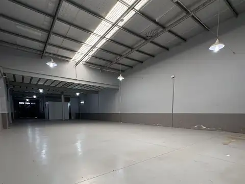 Galpon de 245 metros aprox c/ porton para camion y trifasica. Exc ubicación