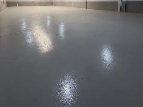 Galpon de 245 metros aprox c/ porton para camion y trifasica. Exc ubicación