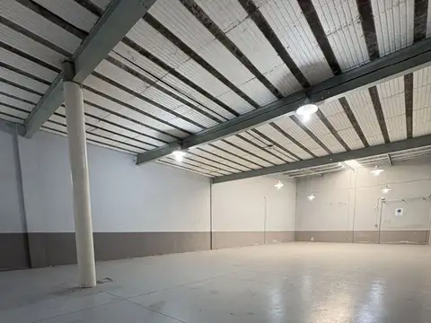 Galpon de 245 metros aprox c/ porton para camion y trifasica. Exc ubicación