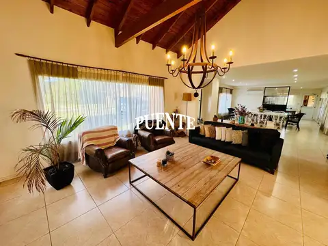 Casa en Venta con 2 cocheras