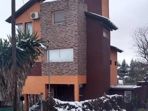 Casa en Alquiler con 3 cocheras