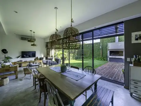 Casa en Venta con 2 cocheras