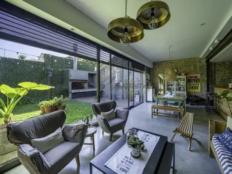 Casa 4 ambientes con 2 baños