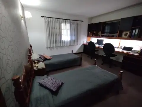 CHALET DE CATEGORIA EN VENTA EN INMEJORABLE UBICACION EN ADROGUE
