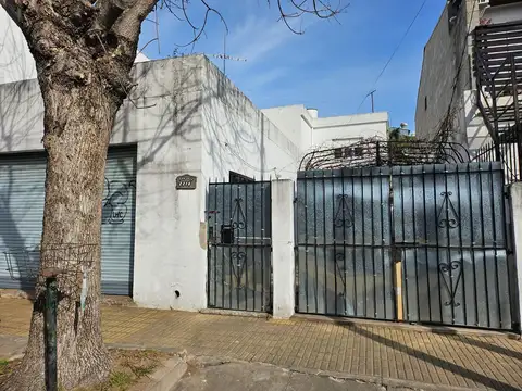 VENTA - Casa 4 Amb. con Local y Cochera en Beccar - Apto Crédito