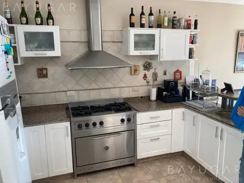 Casa en Alquiler con 4 cocheras
