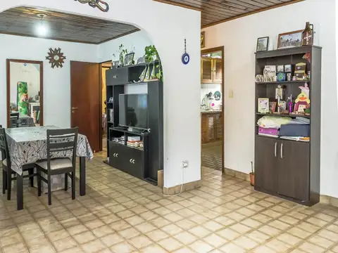 Casa 8 ambientes con 2 baños