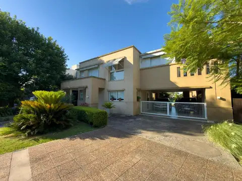 CASA EN VENTA APTA BANCO UBICADA EN BARRIO CERRADO SAN JOAQUIN I - 139 ESQ 485- J. GORINA - LA PLATA
