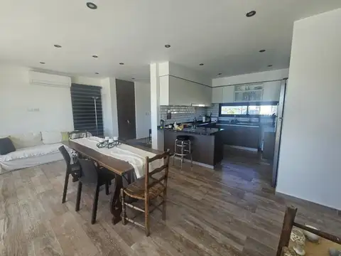 Casa en Alquiler con 4 cocheras