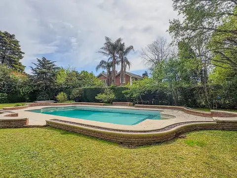 Casa 9 ambientes con 5 baños
