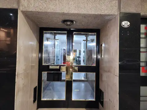 Departamento - venta - Banfield Oeste - cinco ambientes - dependencia - lavadero