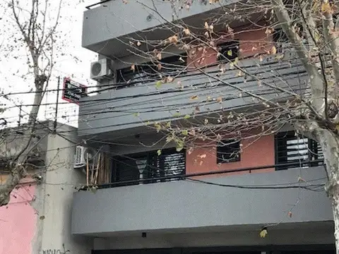 DEPTO 2 AMB. CENTRICO. CON COCHERA. MUY BUENO 
