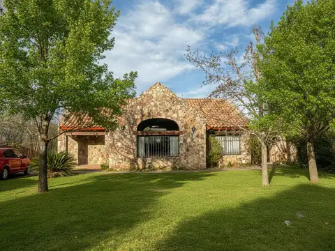 VENTA DE IMPONENTE PROPIEDAD CON BAJADA AL RÍO. B° EL MIRADOR, CALAMUCHITA. Cód (1404)