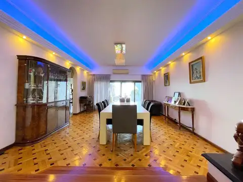 Casa en Venta con 3 cocheras