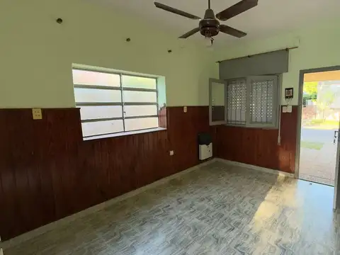 VENTA / AMPLIO PATIO / TODOS LOS SERVICIOS