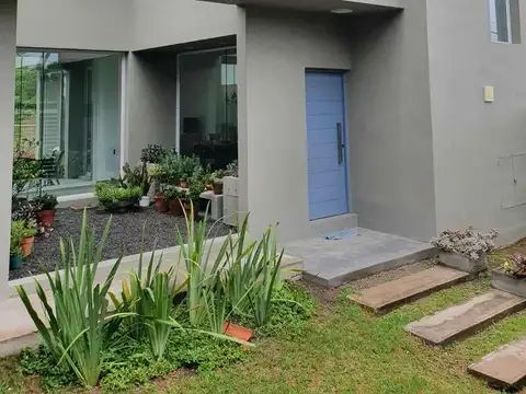 Casa en VENTA c/cochera en B° Los Profesionales