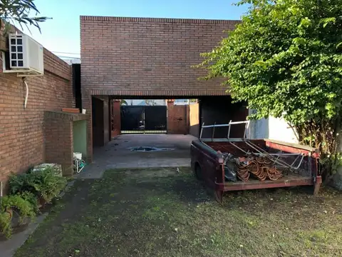 Casa en Venta con 3 cocheras