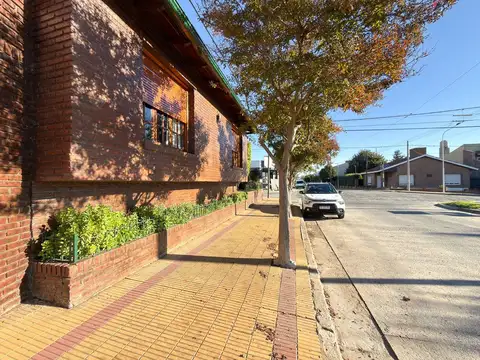 Casa 6 ambientes con 2 baños