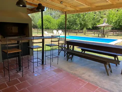 Casa en Alquiler con 4 cocheras
