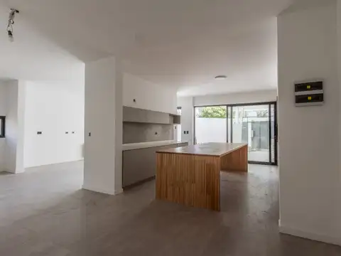 Casa 5 ambientes con 3 baños