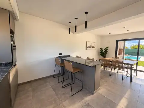 Casa en Venta con 2 cocheras