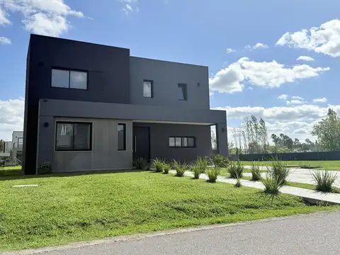 Casa 6 ambientes con 2 baños