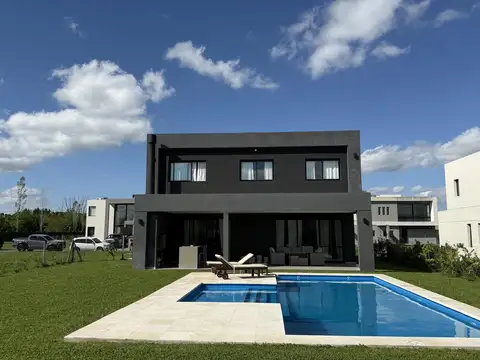 EXCLUSIVA CASA EN VENTA EN CHATEAU PILAR, GARANTIA VIGENTE, FINANCIACION