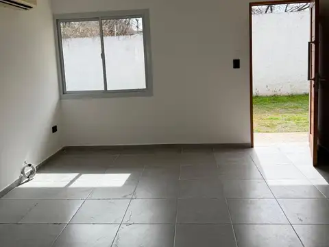 Casa 4 ambientes con 1 baño