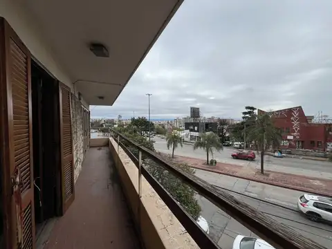 Casa 8 ambientes con 2 baños