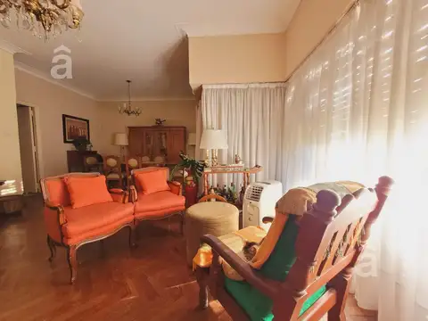 Casa 6 ambientes con 2 baños