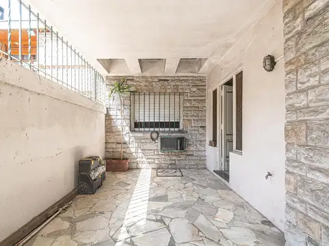 Casa 5 ambientes con 2 baños