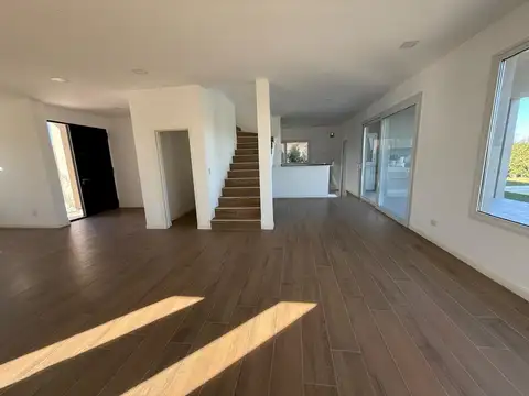 Casa 5 ambientes con 3 baños