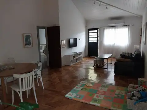 Casa 4 ambientes con 2 baños