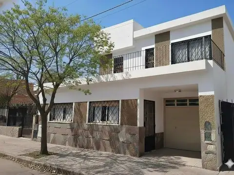 Vivienda de dos pisos + Casa Chalet por pasillo + Garage triple  Y Jardin delantero