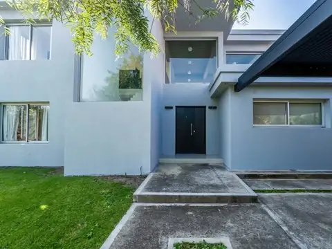 Casa en Venta con 2 cocheras