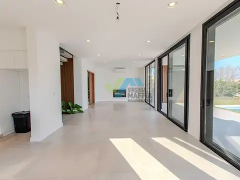 Casa en Alquiler con 2 cocheras