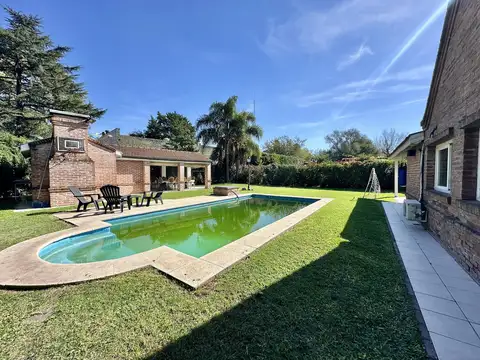 Casa en Venta con 3 cocheras