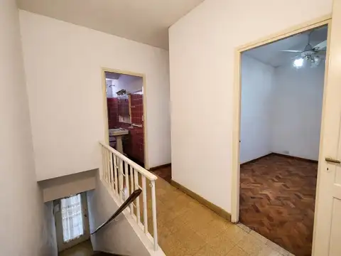 VENTA CASA DE PASILLO DE DOS DORMITORIOS CON TERRAZA