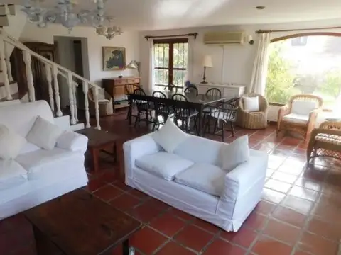 Casa 5 ambientes con 3 baños