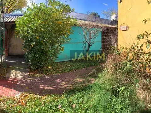 Inmueble sobre gran lote, con una casa al frente a reciclar y  otra al fondo mas moderna.
