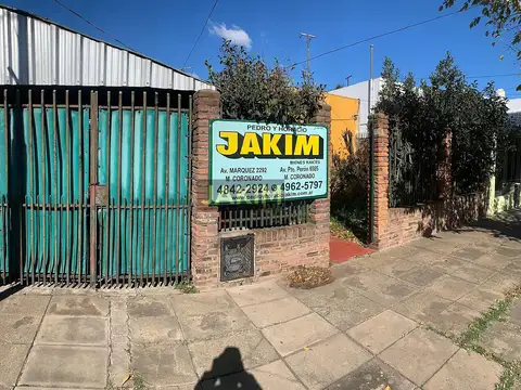 Inmueble sobre gran lote, con una casa al frente a reciclar y  otra al fondo mas moderna.