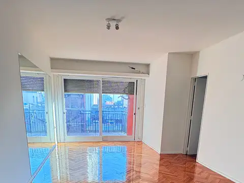 Excelente 3 ambientes al frente con balcón en Caballito