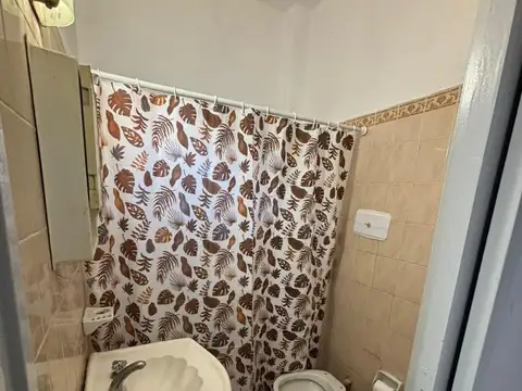 CASA CON PRIMER PISO EN BERAZATEGUI