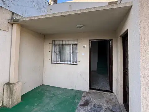 CASA CON PRIMER PISO EN BERAZATEGUI