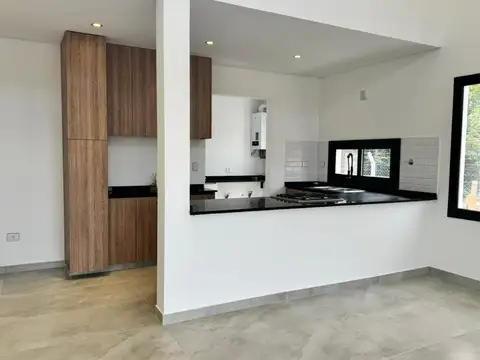 Casa 4 ambientes con 2 baños