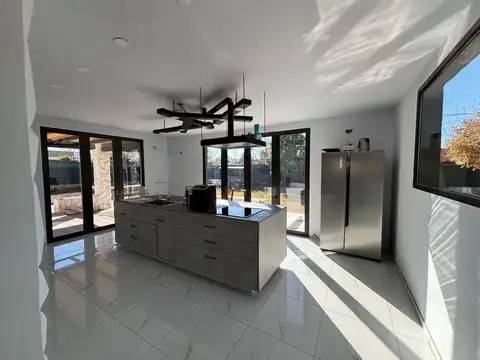 Casa 10 ambientes con 4 baños