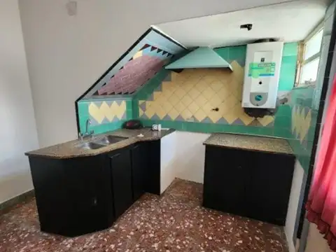 CASA EN ESQUINA 2 FLIAS CON LOCAL JUJUY Y J.B.JUSTO QUILMES