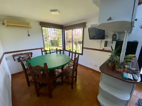 Casa 6 ambientes con 2 baños